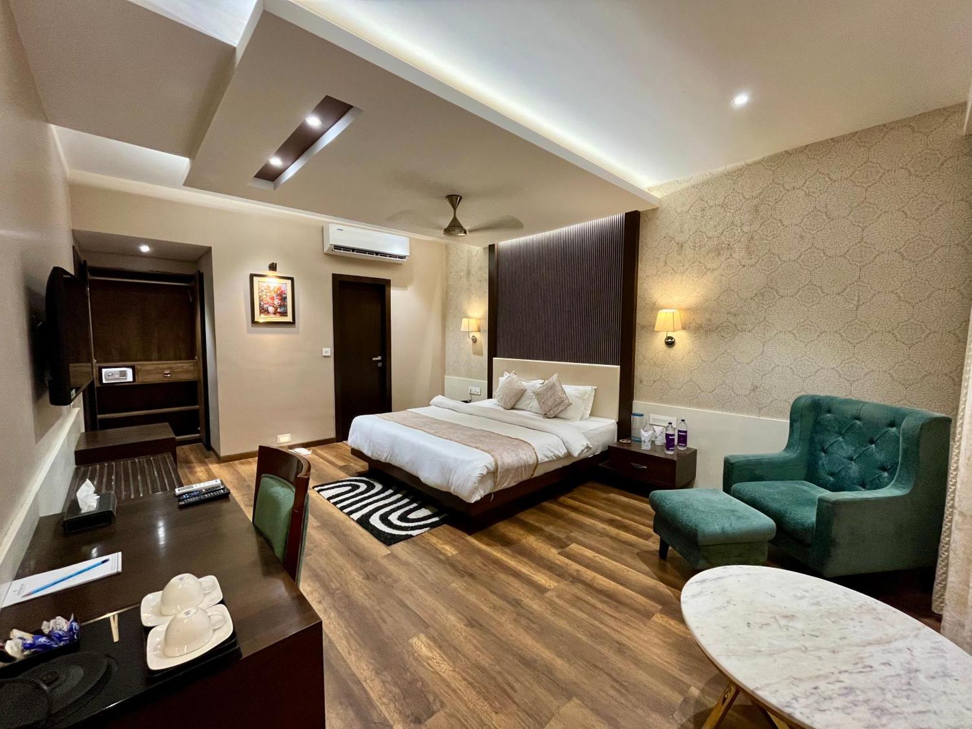 Hotel Royal Livin Varanasi Exterior photo